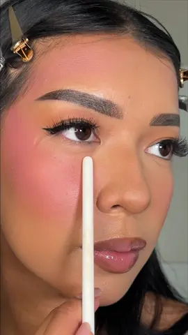 refreshing my makeup within less than 5 minutes to help with creasing + texture throughout the day #makeuprefresh #makeuptouchup #makeuptips #makeuphack #flawlessmakeup #basemakeup #creasingconcealer #makeuptexture 
