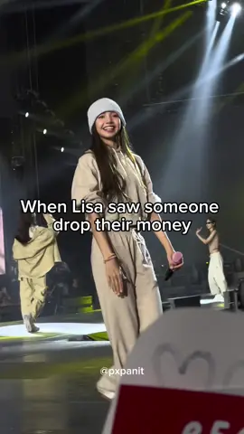 When Lisa saw someone drop their money 💸 #BLACKPINK #BLACKPINKinSingapore #BLACKPINKinSG #BORNPINKWorldTour #BORNPINKinSG #BORNPINKinSingapore #Lisa #LisaBlackPink #ThaiBlinks
