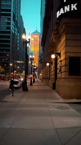#chicago #windycity #chicagosbest #city #street #walking #chicagotiktok #lasalle #nigth 