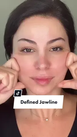 Define your jawline with these simples moves #تحديد_الفك_والذقن #تدليك_الوجه #facemassage #jawline #skincare #tiktoksalon #faceyoga #الإمارات🇦🇪 #uae #ksa 