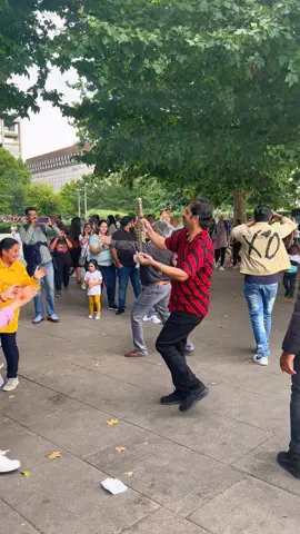 Bhul jande othe Mema wekh k chitia. peoples enjoying with singer Ameen Tady at London Bridge  #ameentady #singerameentady #atmmusicproduction #punjabisinger #londonbridge #bhangra #uktour2023 