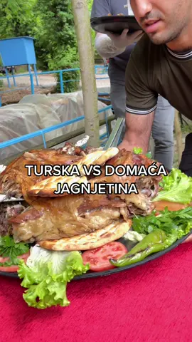 Pre svega sve preporuke za ovaj restoran @selaleulupinarrestoran , nalazi se u prirodi na vodopadima, stolovi su montirani na ribanjaku (takođe na meniju su ribe koje se pecaju na licu mesta). Tradicionalno je sedenje na zemlji i sve u svemu jedno sjajno iskustvo. Što se hrane tiče, ukus mesa je jako dobar, domaći hleb se peče na licu mesta i stiže vruć ali ipak pobedu odnosi naše jagnje. Ovo je malo suvlje i manje slano (dodatno sam solio) U našoj ekipi je bilo i mišljenja da je tursko bolje ali ona su manje stručna pa se ćemo ih zanemariti 😁#paqito #foodguide #turkey🇹🇷 #travel #tiktoksrbija 