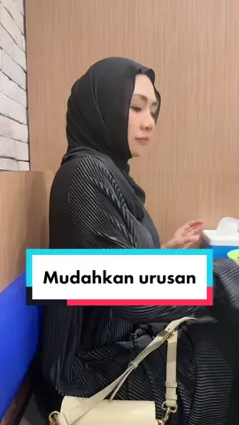 Siapa sejenis kat kedai dah makan akan satukan pinggan dan bersihkan meja? Kita geng. Mudahkan urusan orang #ticerjujue #fyp #cikguviral