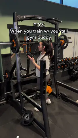 When you train w/ your tall or short gym buddy😭 Who can relate? 🥲 Salecode 15%: HANARECH                            @smilodox  #gymbuddy #GymTok #fyp #foryou #basicfit #smilodox #xyzbca #tallpeopleproblems #smallpeopleproblems #Fitness #gymmate #gymgirl 