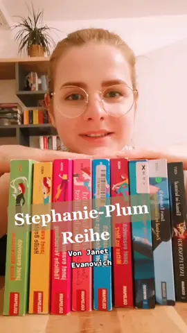 Stephanie-Plum-Reihe ☺️#BookTok #bücherliebe #romance #readingbooks #bücherwurm #booktokgermany #booklover #read #bücher #germanbooktok #booktime #reading #bücherempfehlungen #book #entspannung #lesen #goldmannverlag #goldmann #stephanieplum #janetevanovich #fyp #fy 