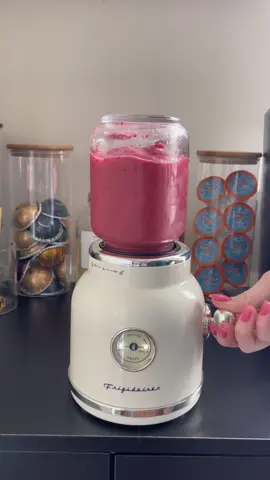 make a berry smoothie with me🫐🍓🍇 #smoothie #smoothiebowl #berrysmoothie #asmrsounds #asmr #satisfying #drinkasmr #foryou #asthetic 