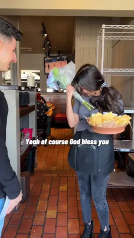 She did not expect that 😄❤️ #kindness #Love #stranger #fyp #foryou #viral #happy #restaurant #CapCut 