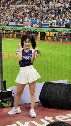 陳晨威出局後，多慧的動作也太可愛了吧！ . . . . . #李多慧 #李多慧이다혜 #李多慧抵台 #李多慧本人 #이다혜 #樂天 #樂天女孩 #樂天桃猿 #樂天桃猿啦啦隊 #樂天女孩❤  #樂天桃園棒球場  #rakuten #rakutengirls #應援 #應援曲 #樂天女孩rakutengirls #李多慧初登場 #桃園 #桃園景點 #桃猿 #桃猿最強 #桃猿大勝 #中華職棒 #cpbl #이다혜 #치어리더 #라쿠텐 #rakuten #이다혜치어리더