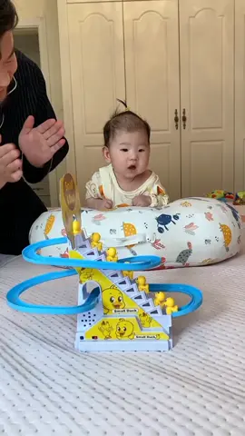Đồ chơi vịt leo thang cho bé #mevabe #reviewmevabe #nuoiconkophaicuocchien 