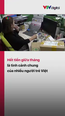 Theo các chuyên gia, người trẻ Việt đang thiếu kỹ năng quản lý tài chính: thấy rẻ là mua, thấy buồn là mua sắm cho vui, khi có niềm vui thì mua quà thưởng cho bản thân. Dịp nào cũng có thể tiêu tiền #vtv24 #vtvdigital #tiktoknews #quanlytaichinh