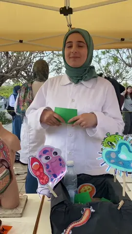 ملاحظة هامّة:  متل البول ، العرق و اللعاب بيتفاعل معهن الكاورين لتطلع ريحة الكلورامينز لمنشمها ، بس كل ما في تفاعل اكبر في ريحة أكتر و كلنا منعرف إنو كمية اللعاب او العرق يلي بيطلع من جسمنا اقل من البول … طبعًا الكلورين شغلو انو يقتل الجراثيم بس مهم انو يكون بالكميات الصحيحة لحتى يكون الوضع تحت السيطرة #علم #علوم #توعيه #سباحة #صيف #اكسبلور 