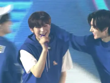 SCREAMIIINGG!!!! cute #sunsun moment <33