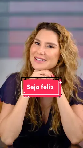 Cada pessoa no mundo tem uma personalidade, história de vida, crenças, achismos, gostos e estilos, portanto busque transparecer você mesmo sem se importar com opiniões alheias, viva intensamente da melhor forma e acima de tudo que você seja muito feliz.  #fraseslavinia #ReflexõesDaVida #keepitreal #mulheresincríveis 