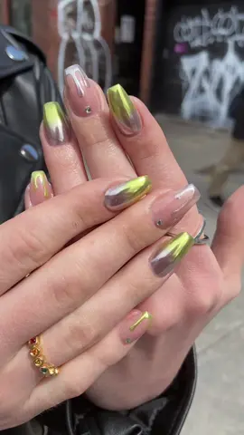 This is one of my favorite designs! 💚 IG: solenemazingue_ ✨ #CapCut #VikingRise #solenemazingue #solenemazingue #pourtoi #craniotomysurvivor #figureskater #braininjurysurvivor #nails #chromenails #viralnails #nailsartvideos #nailart 