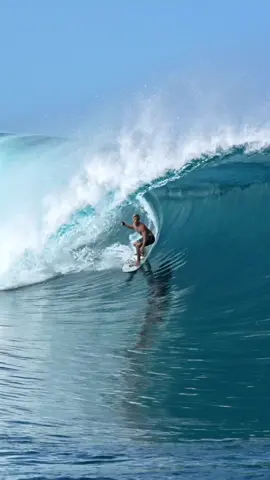 Perfect waves in Tahiti featuring @Eimeo #surf #tahiti 