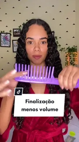 A fitagem com o pente de dente largo ja deixa o volume resuzido, junto com o dedoliss fica menos volume ainda, essa finqlizacao é perfeita para quem nao gosta de volume #dicasparacabelo #cabelocacheado #cacheadas 