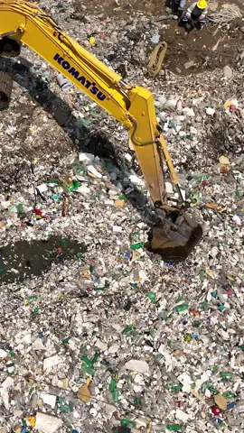 INTERCEPTOR 006: We’re wasting no time in Guatemala. 🇬🇹 As we assemble the Interceptor Barricade, we’re removing the trash that’s already built up to free up space. We’re hoping to capture many times more once the floods arrive and Interceptor 006 is fully operational. #theoceancleanup #plasticpollution 