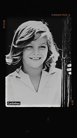 Mini Doc: O Sequestro de Carlinhos Nesse vídeo, contamos a história do caso de desaparecimento de Carlos Ramires da Costa, mais conhecido como Carlinhos, uma criança de 10 anos sequestrada em 1973, no Rio de Janeiro. O evento ocorreu quando um invasor armado, supostamente buscando a criança mais jovem da casa, levou Carlinhos, deixando um bilhete com pedido de resgate. Mesmo com a comunidade se mobilizando para levantar o valor, o resgate não aconteceu. Exploramos entao, diversas hipóteses do caso, apontando suspeitos, incluindo a própria família e indivíduos que deviam dinheiro ao pai de Carlinhos. Nenhuma prova concreta jamais foi apresentada e o caso permaneceu sem resolução, mesmo com várias pessoas se apresentando como Carlinhos ao longo dos anos. Seguindo os parâmetros de classificação indicativa determinados pelo DEJUS, declaramos que o consumo deste conteúdo não é recomendado para menores de 14 anos. Embora o material não contenha representações visuais explícitas, a narração inclui descrições detalhadas de atos hediondos perpetrados por criminosos. #casosmisteriosos #casoscriminais #crimesreais #casos #relatos #historiasbizarras
