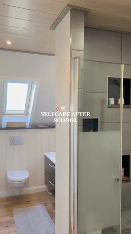 after school routine🩰🤍 *selbstgekauft*#selfcareroutine #Vlog #afterschool #aesthetic #fyp #schoollife #schoolday #afterschoolroutine #cominghome #getcozy #schoolnight #nightroutine #schoolnightroutine #showerroutine #productivity #inspiration #schoolmotivation 