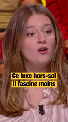 Pendant longtemps, le festival de Cannes a fait l'effet d'une bulle de beauté, coupant de l'actualité. Aujourd'hui, ça ne passe plus.  #cannes2023 #festivaldecannes #festivaldecannes2023 #cannes #monteedesmarches #cinema #johnnydepp #ecologie #quotidien