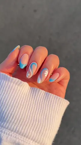 this glitter n the flowers✨🥺  shade play it cool and white canvas liner frm @kiaraskynails 🩵 #kiaraskynails #kiaraskynailspr #summernails #nailinspo #nailvideos #gelnails #bluenails 