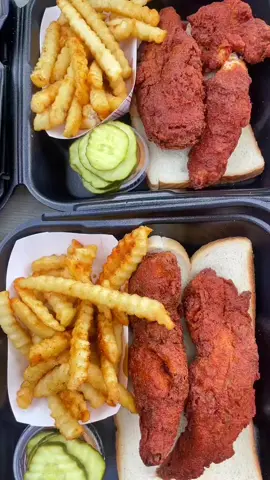 Pickles over everything 🙌🏻 #daveshotchicken #asmr #mukbang #spicychickensandwich #chickentenders #fyp 