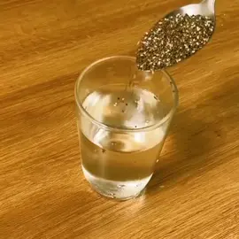 A chia é uma semente rica em gorduras saudáveis, vitaminas, proteínas e minerais, que ajuda a manter a saúde intestinal, facilita o ganho de massa muscular e fortalece os ossos, além de outros benefícios. #chia #tiktokreceita #saude #cha #plantasquecuran 