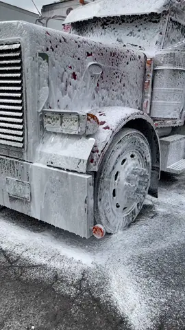 Peterbilt 379🔥  #peterbilt379 #piterbilt #truckwash #autodetailing #semitrucks #autodetailing #fuerzaregida #fyp 