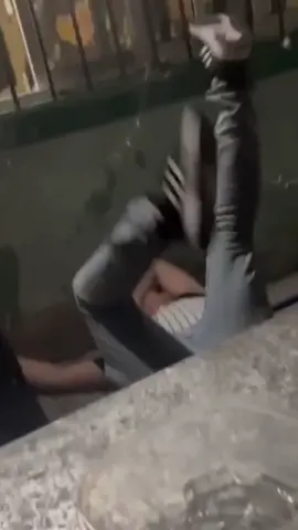 Se cayó! #fail #drop #shefell #fell #caida #caidas #caidasgraciosas #sillarota #silla #brokenchair #brokenchairs #fun #funny #funnyvideos #funnymoments #comico #divertido 