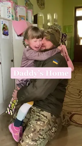 Heartwarming reunion between a Ukrainian soldier and his daughter💙💛 #ukraine #Homecoming 