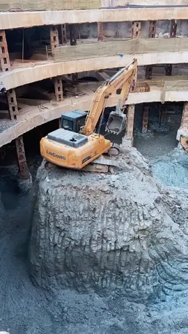 How could he get off? #mayxuc #heavyequipment #excavator #excavatoroperator #sany #crane #foryou #formymaleaudience #construction #excavatorlife #excavatoroperatormalaysia🇲🇾 #diggers #viralvideo #viral #fyp 