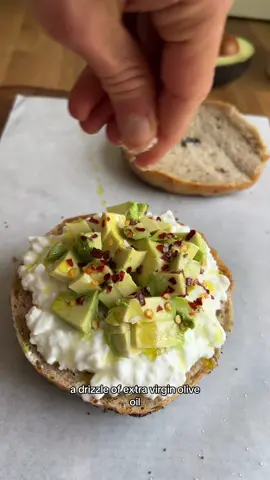 🌼 poppy seed whole grain sourdough bagel topped with cottage cheese, sliced avocado, extra virgin olive oil, red pepper flakes, and a little flakey sea salt #sourdoughbread #sourdoughbagel #cottagecheesetoast  #sourdough #postworkoutsnack 