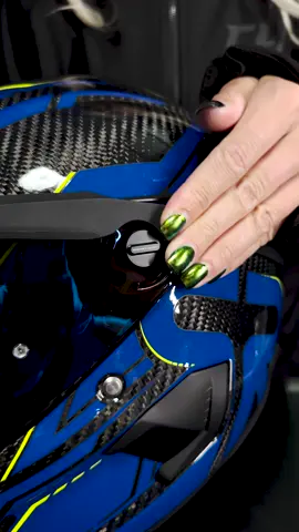 Want to know how to fit your visor seal to your ATLAS 4.0 Track Helmet? Here's how! 💪🏻 With the added benefit of reduced wind noise and less water ingress, the Track Helmet Visor seal can also be purchased separately ⬇️