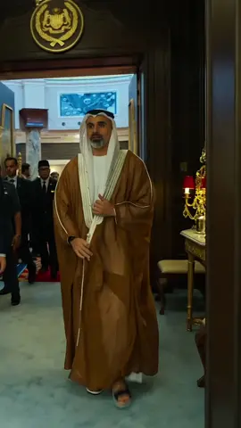 يا صاين العهد دام العز عنوانك🤍.                                                                            #خالد_بن_محمد_بن_زايد #ولي_العهد 