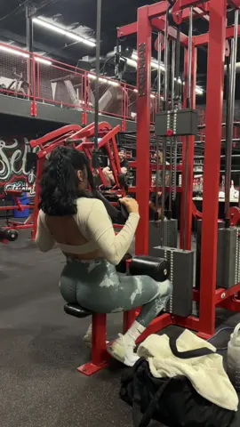This is your sign to train upper body #GymTok #gym #gymgirl 