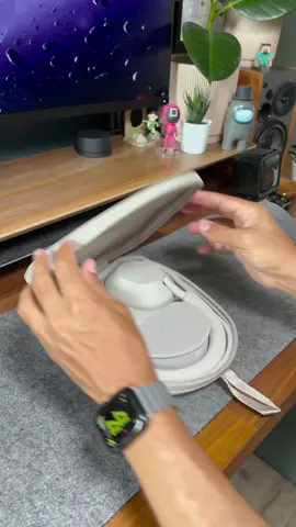 سماعة Sony WH-1000XM5 من افضل السماعات المانعة للضجيج اللي جربتهم من فترة، فالبداية السماعة تتوفر مع حقيبة عملية وتتميز بالوان جميلة وجودة تصنيع عاليه طبعا هالشي مش غريب على سوني وممكن نقول من افضل السماعات مقارنة بالمنافسين ✨ السماعة وايد ذكية بحيث انها توقف الموسيقى اذا بديت تتكلم وتقدر تتحكم فكل شي عن طريق اللمس وتدعم Ok google و Alexa  البطارية تعطيك لمدة 30 ساعة من الاستمتاع وعن طريق شحنها لمدة 3 دقايق بس بتعطيك 3 ساعات 🔥🔥 —————————— اذا أعجبكم المحتوى الرجاء الاضافة وإعادة النشر ‏@theobaidcave 👋🏼 —————————— ‏#cleansetup #deskgoals #deskspace #dreamsetup #homeoffice #minimalsetups #officeinspiration #pcgamingsetup #pcmasterrace #pcsetup #setup #setupgamer #setupinspiration #setups #workspace #workspacedesign #workspaces #foryou #fyp #obaidcave 