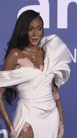 #WinnieHarlow elige un vestido blanco 🤍 #GalaamfAR  #Cannes2023