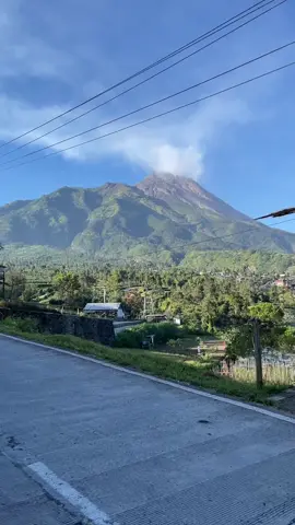 Jalan antar Kabupaten dengan view Merapi secantik ini 🌋🌱.  . . Walaupun udh beberapa kali ke Selo, tp untuk hari ini cuaca di Selo paling bersih dibanding kemarin2 🥺☝🏻 . 📌 Jalan Magelang - Boyolali, Jrakah, Selo, Boyolali, Jawa tengah.  _____________________________________#fypシ #foryou #foryoupage #earth #boyolali #jawa #jawatengah #fyp #TikTokPromote #explore #dolan #dolanaja #fypシ゚viral #merapi #merbabu #indonesia #gunung 