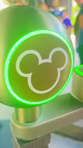 No saben lo que habian esperado para escuchar ese sonido y utilizar las nuevas magic bands+ 🤩🙌🏻  @Disney Parks @Disney+ Latinoamérica  #disney#disneyyworld #magickingdom #parks #disneyworld50 #disneylatino 