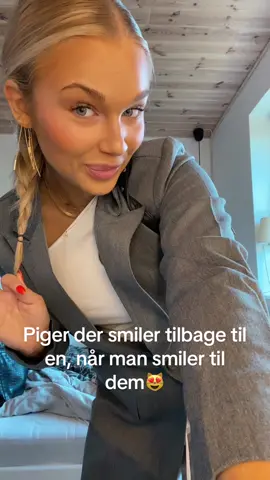 Reklame #sisterspointofficial Smukkeste blazer og top fra Sisters Point 😻