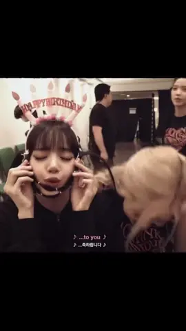 Nhỏ Chaeng cứ ngơ sao á , Rosie có vẻ yêu Lisa rất nhiều 😂🤣 #blackpink #xuhuong #fyp #rosé #lisa #viral #bornpinkworldtour #chaelisa 