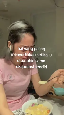 sakit bgt kadang kalau liat ekspetasi gw tinggi bgt tapi ga sesuai kenyataanya #444galau 