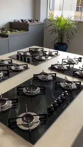 O Cooktop Marmorizado Preto é uma tendência para cozinhas mais sofisticadas e delicadas, neste sentido, és lançado esse designer no 4 Bocas e no 5 Bocas Ultra e Tripla Chama.  Tendo em vista a correria do dia a dia, disponibilizamos nos nossos produtos todos os botões inteligentes, ou seja, é super fácil de ligar somente girar e apertar o manipulador, sem necessitar de fósforos ou outros acessórios. Além de contar com o vidro temperado de 6mm, permitindo assim, ainda mais segurança ao cliente.  Para orçamentos nos chame pelo Whats (49) 3050-1106@Vanessa Nunes @Denize #cooktop #cozinhar #cozinhatiktok #designer #cozinhacolorida #arquitetura #construcaodesonhos #cozinhando #cozinhapreta 