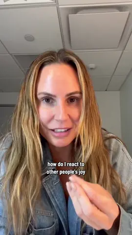 How do YOU react to other peoples joy? Therapy really got me this week 👏🏻  #therapythoughts #happyforothers #joy #jelousyjelousy #therapytok #comparisonisthethiefofjoy 