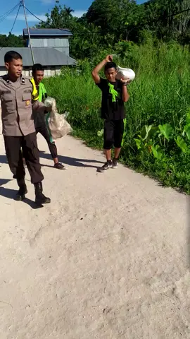 Bhabinkamtibmas desa muara siberut,hadir bersama pelajar SMPN1 kec,Siberut selatan.melakukan perbaikan jalan yg rusak menuju sekolah.#babhinkamtibmas #polsek siberut#polres Kep.mentawai#polda sumnbar.