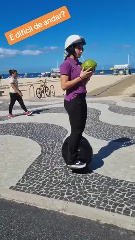 Como se chama isso? 😕 É difícil de andar? 😅 Pra quem ainda não conhece: esse é o monociclo elétrico ⚡️ que é super prático e fácil de usar. 🙌 A gente aqui na Eletricz já ensinou milhares de monociclistas a pilotar um mono, seja com aulas presenciais nas lojas de São Paulo ou Rio 🏢🌆, ou com nossos vídeos tutoriais 🎥🎓. Esse mono que está no vídeo é o V8F, um clássico da Inmotion 🚀🔋 que chega a 35 km/h ⚡️, tem autonomia de até 50 km 🛣️ e pesa apenas 14 kg. 💪 Venha treinar com a gente: 📍São Paulo Rua Dr. Sodré, 63 - Vila Nova Conceição  📍Rio de Janeiro Av. Princesa Isabel, 245 - Copacabana  Se preferir, fale com a gente pelo whatsapp 11.973815564. Future-se. #monociclo #eletrico #mobilidade #diversao #Eletricz #Inmotion #V8F #monocicloeletrico