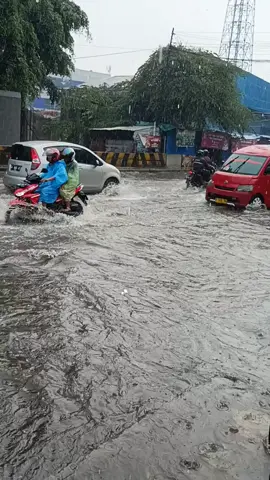 Banjir dpn PT TORABIKA #prank #fyp #MENTAHAN #storywa #STORI #viralvideo #storywakekinian