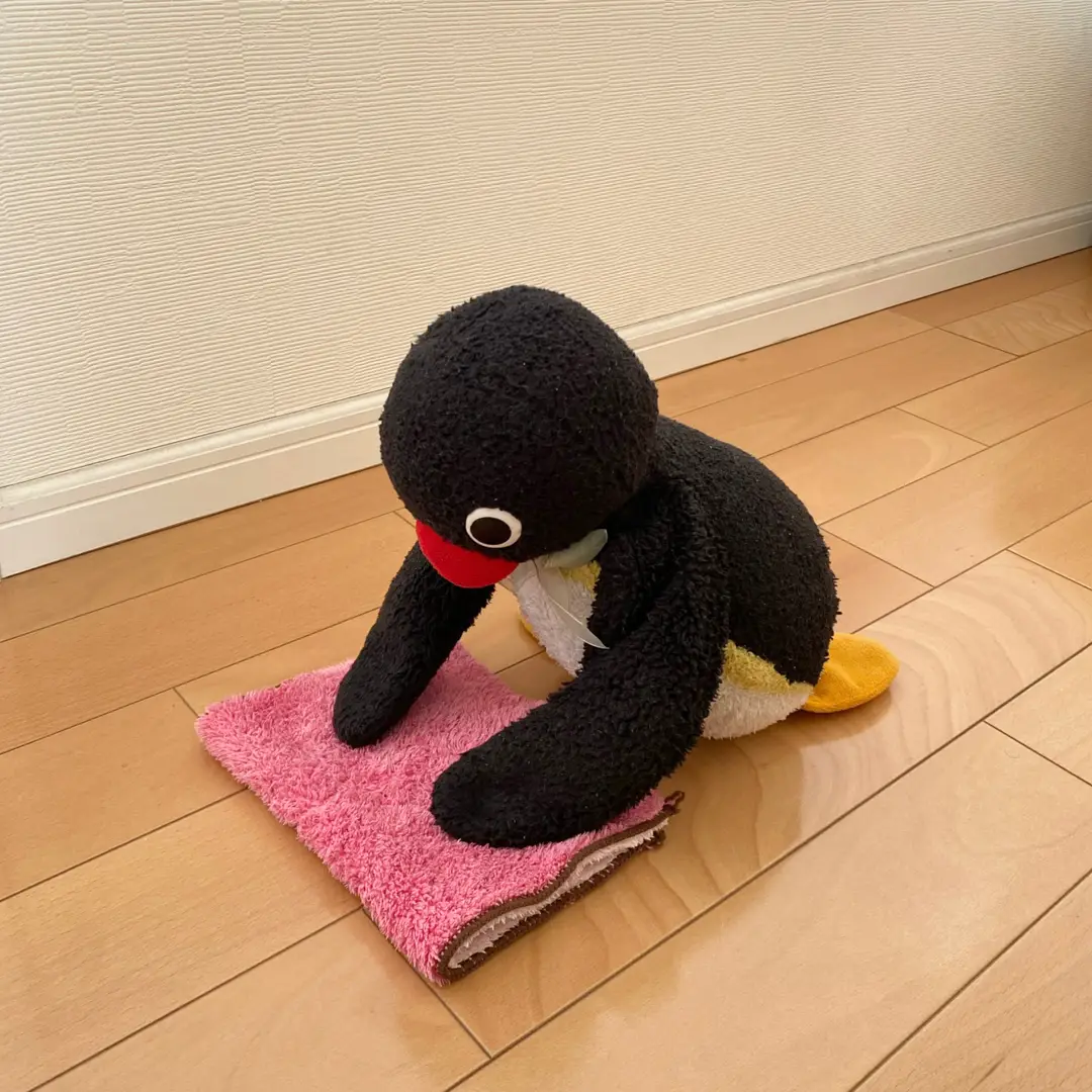 床掃除しよ🐧🙂 I'll clean the floor.🐧🙂 ・ #ピングー #pingu #ぬい撮り #ペンギン #penguin #🐧 #床掃除 #clean #stuffedanimals #plushies #nootnoot #japan 