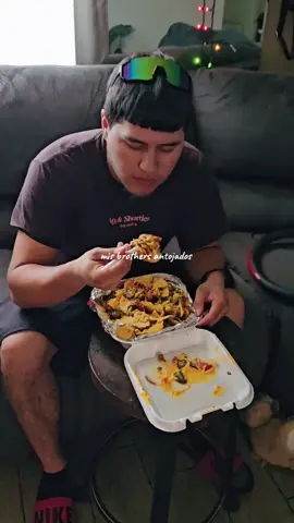 they're always trying to eat something #fatboytacos #azeatsandtreats #azplaces #aztacos #azbirria #azplacestoeat #phxtacos #phoenixeats #phoenixbirria @jerryfonseca94 