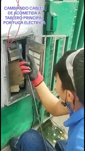En esta ocacion estamos realizando el cambio o recableado desde acometida al tablero eléctrico principal en el interior  del domicilio,luego de constatar una fuga eléctrica en dicho tramo,las fugas electricas incrementan un sobre consumo electrico que afectara tu bolsillo, separa tu cita y has un descarte de fuga eléctrica eecuerda que somos LIFAC electricistas siempre cuidando tu integridas fisica y economica.#cuidalaluz #electricistas #emergenciaseléctricas #limaperu🇵🇪  